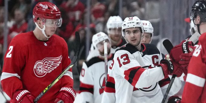 Nico Hischier jubelt im Spiel gegen die Detroit Red Wings. NHL Nico Hischier