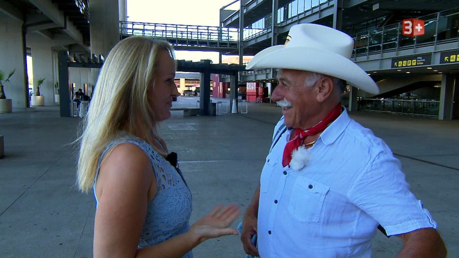 Olga holt den TV-Bauer Hans am Flughafen ab.