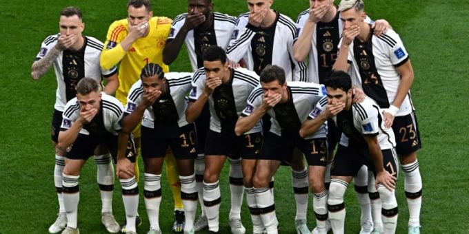 Deutsche Fussballnationalmannschaft setzt bei der WM 2022 ein Zeichen. WM 2022
