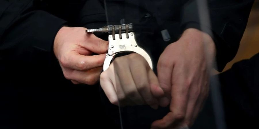 Stephan B. mit Handschellen 2020 im Gericht