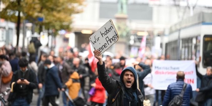 2021 wurde in Zürich unter dem Deckmantel eines «Corona»-Spaziergangs demonstriert. (Archivbild) Demonstration Zürich Wegweisung Corona