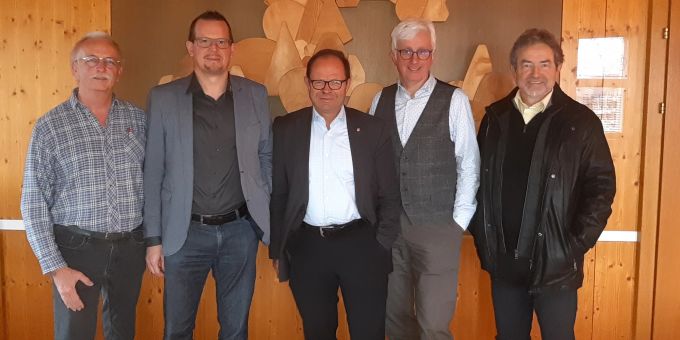 Die Steuergruppe der Obwaldner Energiestädte von links nach rechts: Kurt Keller Giswil, Thomas Baumgartner EWO, Dr. Josef Hess Regierungsrat, Markus Portmann Leiter der Geschäftsstelle, Beat von Wyl Giswil, es fehlt Raphael Disler Sarnen Die Obwaldner Energie Region setzt neu eine Geschäftsstelle ein