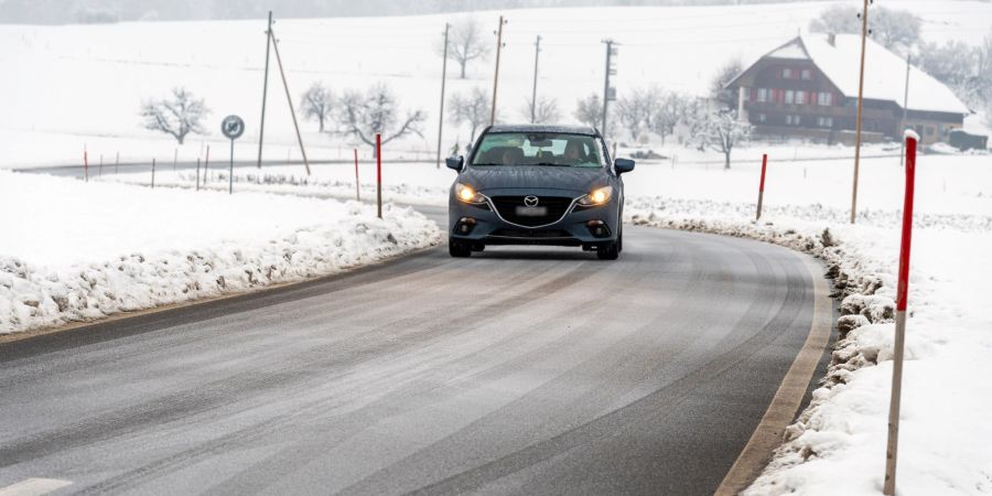 Strassenverkehr im Winter bei Schnee und Glätte. (Symbolbild)