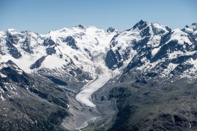 Aus der Luft ist der Rückgang des Morteratschgletschers gut zu erkennen. Morterartschgletscher Luftaufnahme Engadin