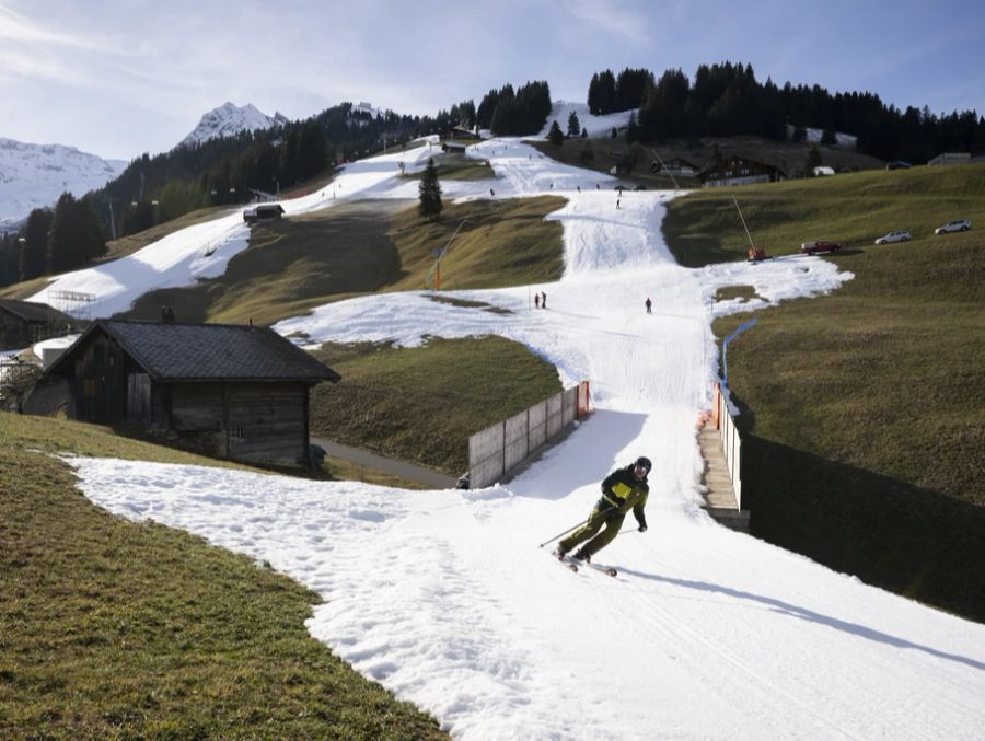 Skifahrer am Chuenisbärgli: Schweizer Skigebiete kämpfen derzeit mit den milden Temperaturen.