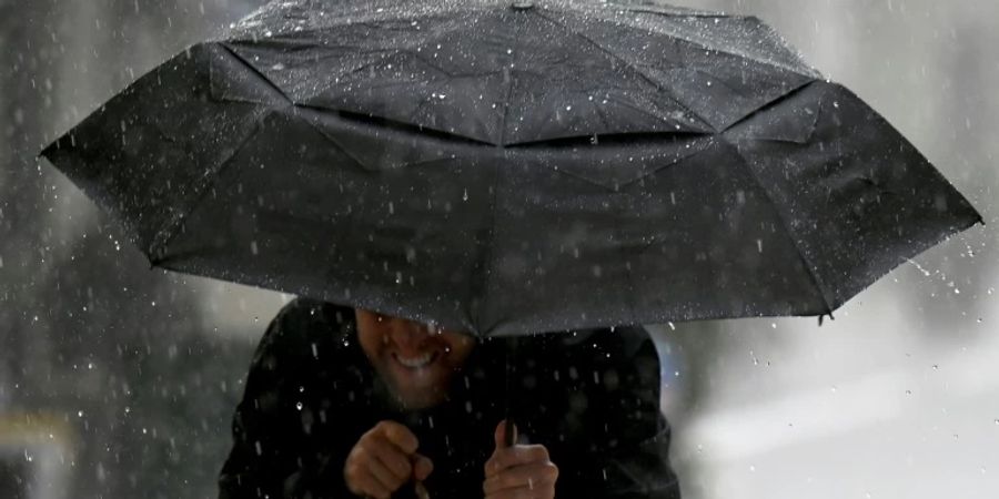 Mann mit Regenschirm