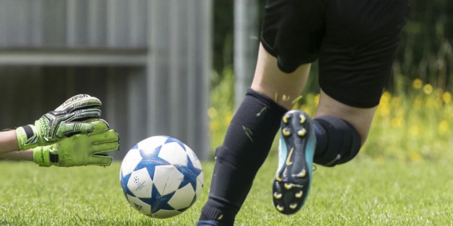 Bedingte Freiheitsstrafe für einen ehemaligen Fussballtrainer. Er wurde schuldig gesprochen, an Minderjährigen sexuelle Handlungen vorgenommen zu haben. (Symbolbild)