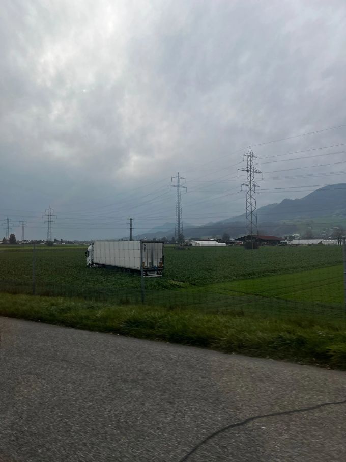 Der Lastwagen durchbrach den Wildschutzzaun der A1. Lastwagen