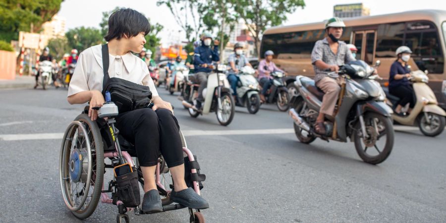 Hieu Luu (vorn) während der Hauptverkehrszeit in Hanoi.