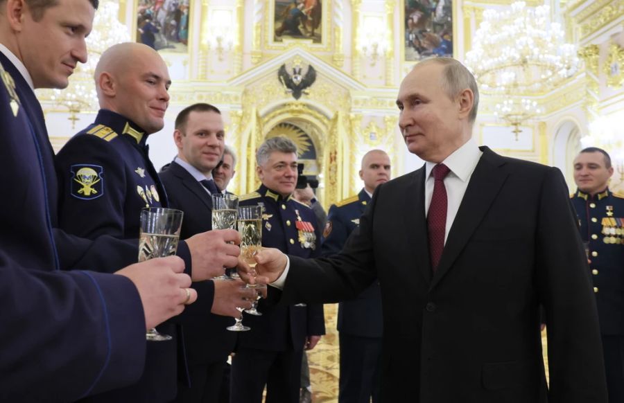 Russlands Präsident Wladimir Putin stösst während einer Zeremonie im Kreml-Palast in Moskau mit Soldaten an.