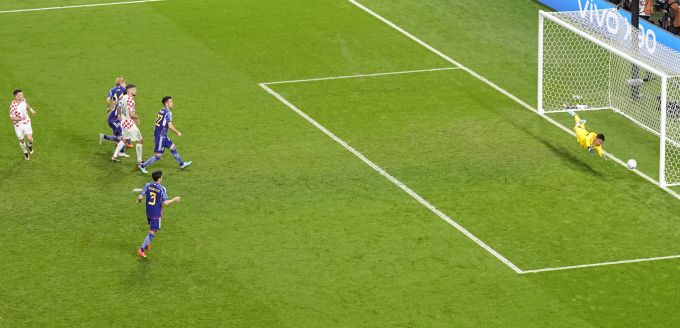 Ivan Perisic (links) trifft gegen Japan aus grosser Distanz per Kopf. WM 2022