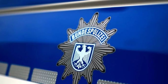 Logo der Bundespolizei auf einem Fahrzeug Logo der Bundespolizei auf einem Fahrzeug