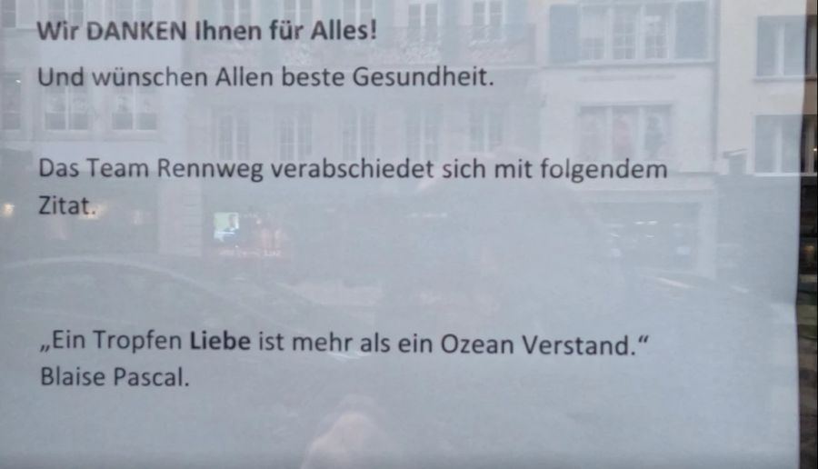 Mitarbeitende der Filiale des Reformhauses Müller am Zürcher Rennweg verabschieden sich von der Kundschaft.