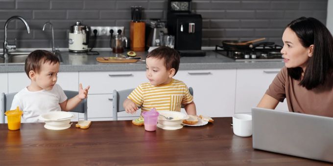 Videokonferenz durchführen mit den Kindern am Tisch? Das braucht einiges an Übung unmöglich ist es aber nicht. Frau Tisch Computer Kinder essen