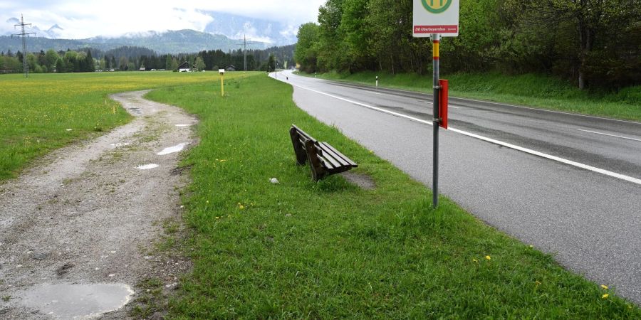 Eine Bushaltestelle der DB Oberbayerbuslinie an der Bundesstrasse B2 in Krün.