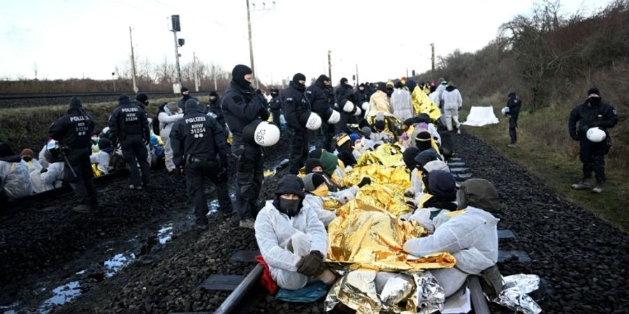 Aktivisten auf RWE-Betriebsbahngleisen bei Neurath