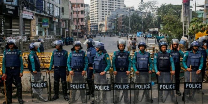 Einsatzkräfte der Polizei in Dhaka. polizei