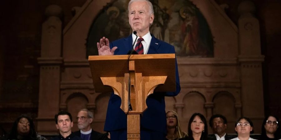 Biden bei der Gedenkfeier in einer Kirche