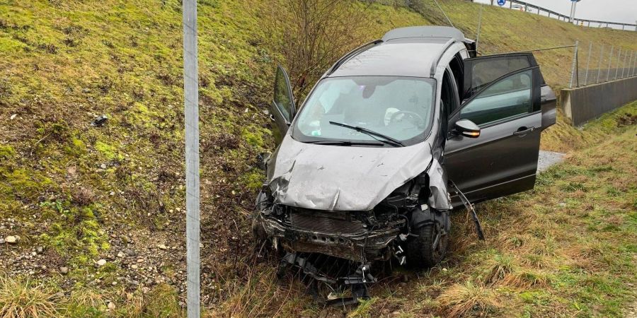 Grenchen, Autobahn A5: Auto überschlägt sich bei Selbstunfall