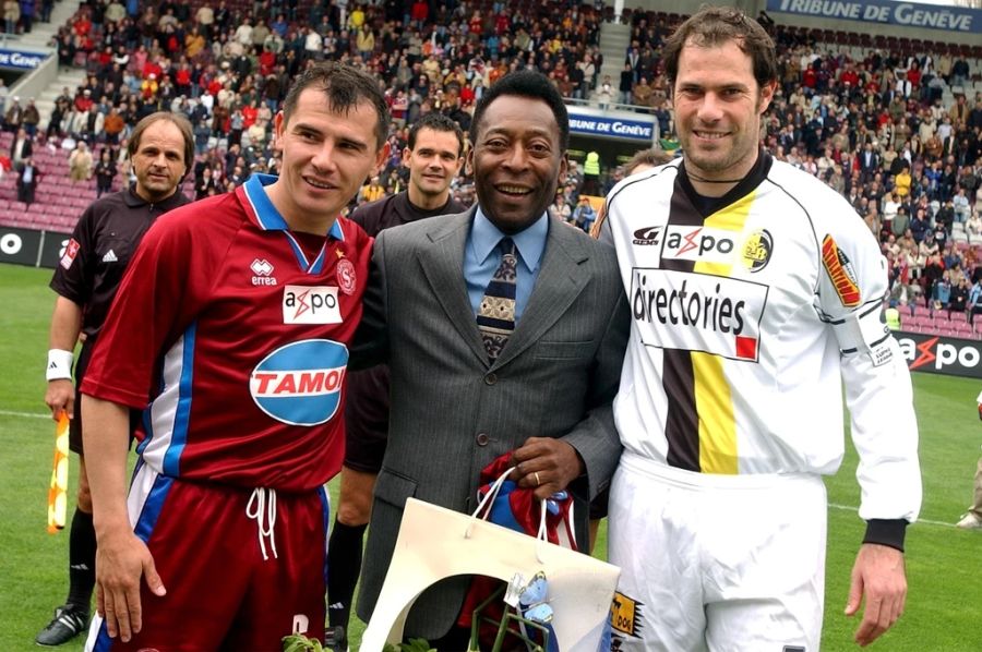 Auch in der Schweiz schaute Pelé vorbei. Hier vor einem Spiel in Genf zwischen Servette (mit Oscar Londono) und YB (mit Mark Disler).