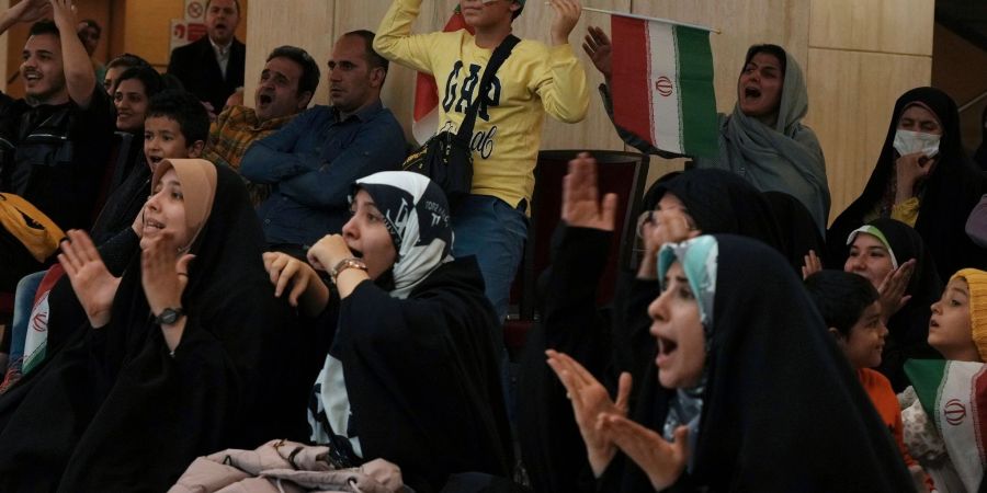 Iranische Fans verfolgen das Spiel gegen USA auf einem Grossbildschirm in einem Kulturzentrum in Teheran.