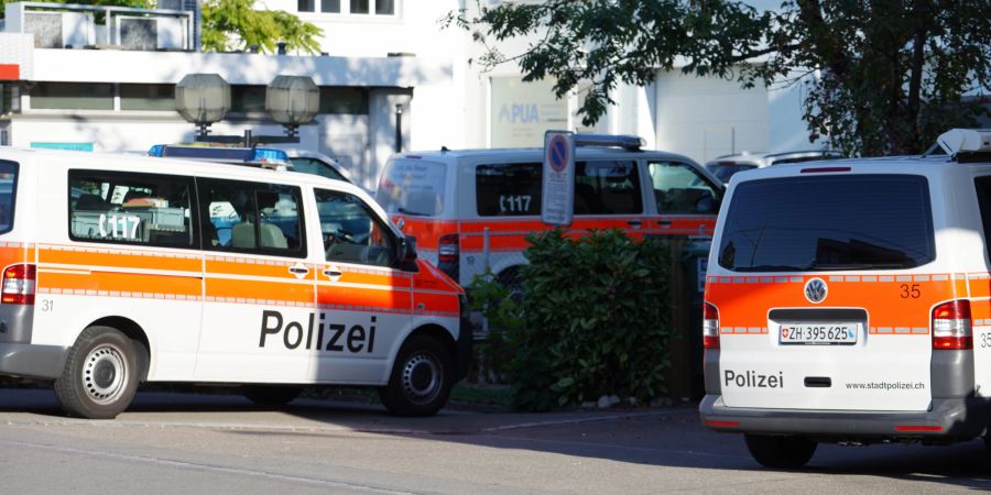 Parkierte Einsatzfahrzeuge der Stadtpolizei ZH. - Stadt Zürich