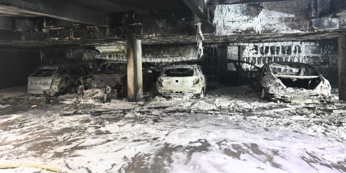 Bei einem Brand in Neuhausen in Rheinfall wurden vier Autos zerstört. Vier Autos zerstört