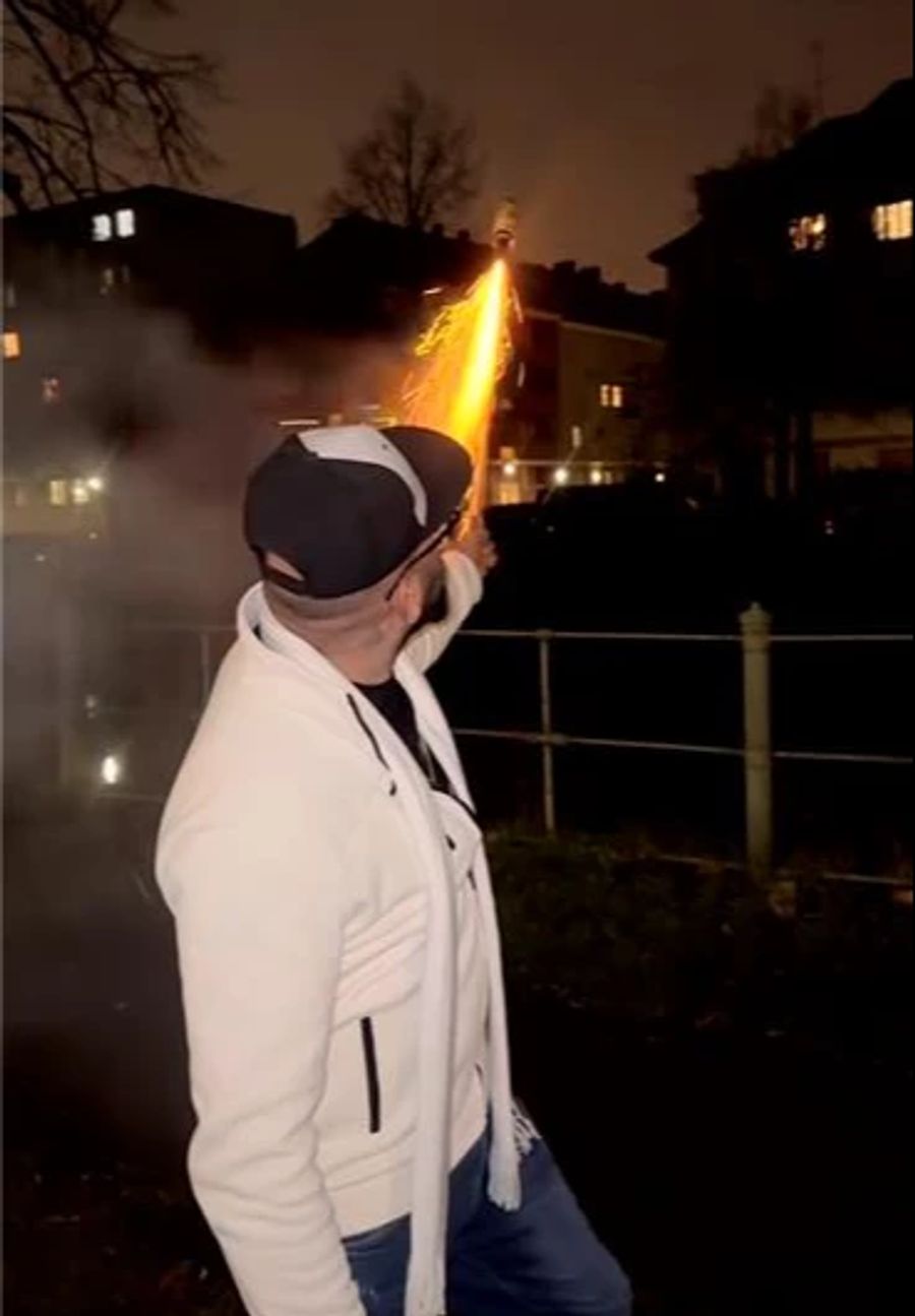 Am Silvesterabend schiessen Younes und seine Begleiter Raketen direkt aus der Hand in die Luft.