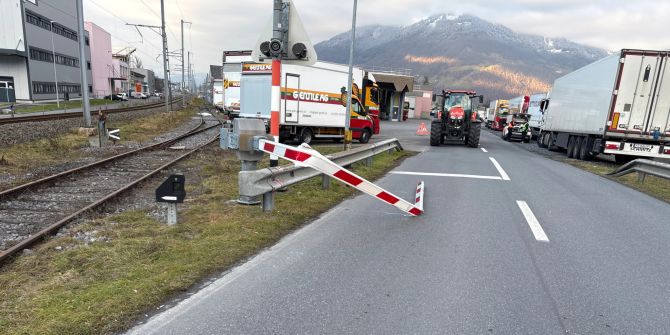 Lastwagen auf Bahnübergang