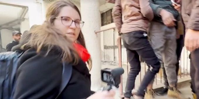 SRF-Korrespondentin Anita Bünter beim Assad-Foltergefängnis in Damaskus. SRF