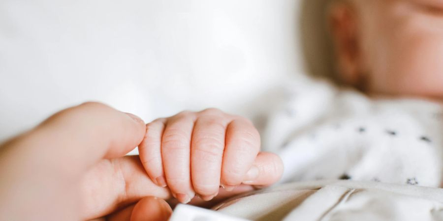 Das Ganze flog erst auf, als das deutsche Paar mit dem sechs Wochen alten Baby wegen einer Erkältung ins Krankenhaus fuhr. (Symbolbild)