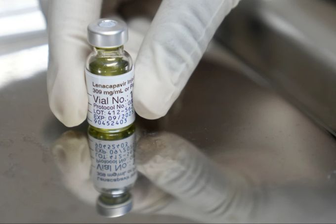 HIV Durchbruch: Das Mittel Lenacapavir muss nur noch halbjährlich gespritzt werden. HIV Durchbruch