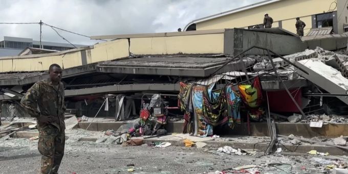 Ein zusammengebrochenes Gebäude nach einem starken Erdbeben auf dem Inselstaat Vanuatu. vanuatu erdbeben zerstörtes gebäude