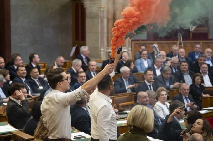 Rauchbomben im Parlament: Eine laute Minderheit wehrt sich gegen das Pride-Verbot in Ungarn. Ungarn Parlament