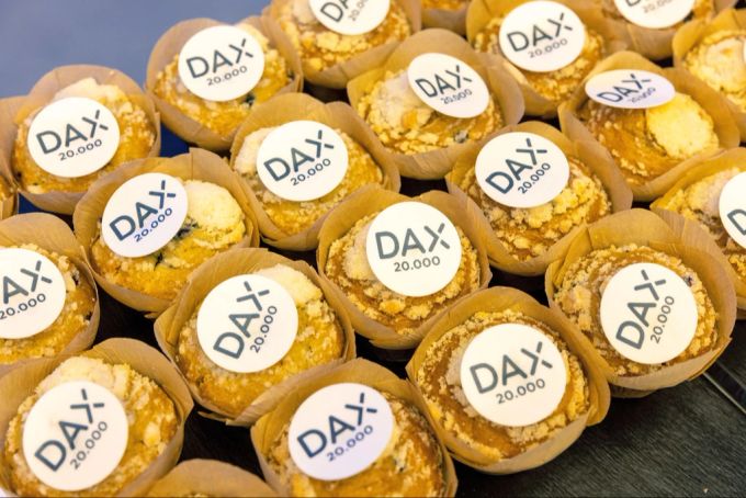 Zur Feier über das Rekord beim Dax Performance Index gab es Muffins. Dax Performance Index