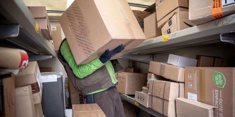 Paketboten müssen manchmal auch besonders schwere Sendungen schleppen. (Symbolfoto)