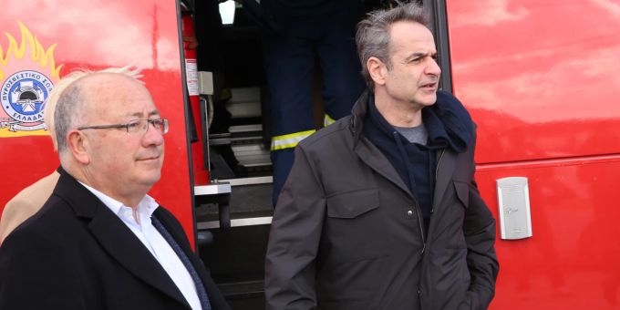 Der griechische Ministerpräsident Kyriakos Mitsotakis (rechts) neben dem Bürgermeister von Santorini, Nikos Zorzos, während seines Besuchs auf der Insel. Santorini Mitsotakis