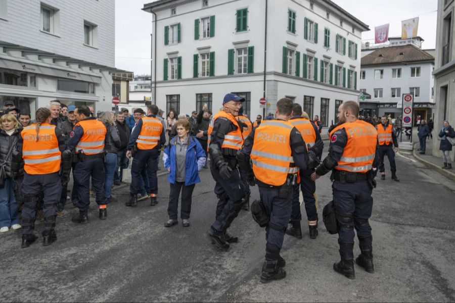 Mehrere Polizeikräfte sicherten den friedlichen Ablauf der «Demo gegen rechts». (Archivbild)