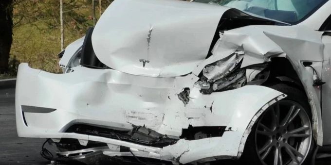 Tesla macht Notruf - Drohnen untersuchen Unfall in Adligenswil LU