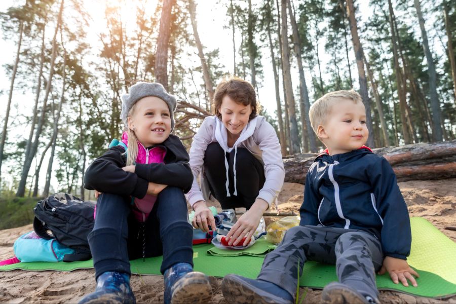 Familie beim Picknick