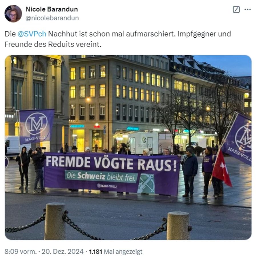 Hier demonstrieren Nicolas Rimoldi und seine Anhänger auf dem Bundesplatz in Bern am frühen Freitagmorgen..