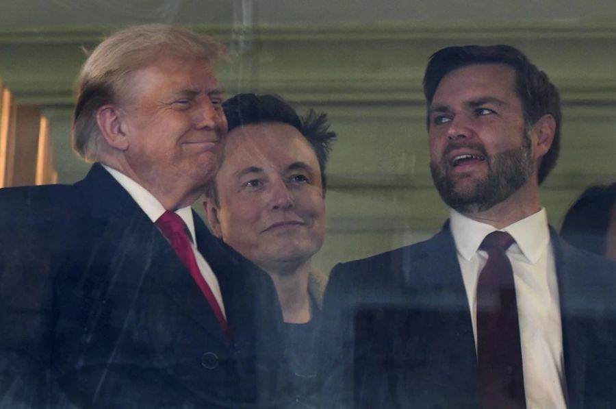 Donald Trump (l) und Elon Musk (m) seien eine Gefahr für den ersten Verfassungszusatz. Rechts im Bild: Der designierte Vizepräsident J.D. Vance.