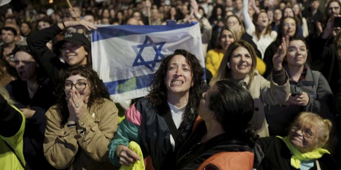 Freundenfeiern in Israel als die ersten Geiseln freigelassen werden. Freilassung von Geiseln
