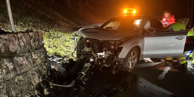 Hofstetten-Flüh: Autofahrer prallt in Stützmauer. Autofahrer verunfallt