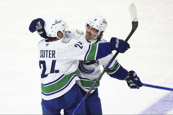 Auf einen Torjubel in der NHL muss Pius Suter (links) seit Anfang Dezember warten (Archivbild). NHL