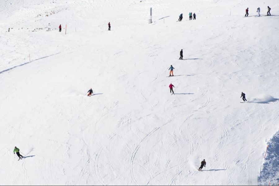 Kürzlich kam in der Lenk eine 17-jährige Skifahrerin nach einer Kollision mit dem Windenseil eines Pistenfahrzeugs ums Leben.