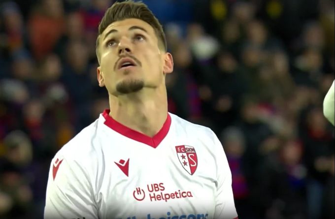 Benjamin Kololli schaut nach seinem Eigentor im Joggeli fassungslos in die Ränge. FC Basel