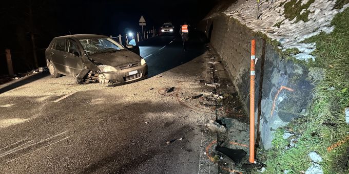 Unfall Höhe Enggenhüttenstrasse, Unterstein. Unfall Höhe Enggenhüttenstrasse