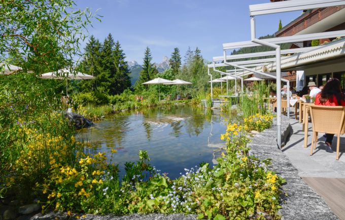 Ideal für einen genussvollen Stopp in der Region Gstaad: der Garten des Ermitage. Ermitage Gstaad Wanderung