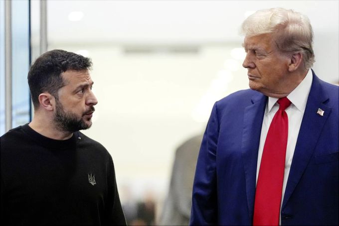 Donald Trump behauptete jüngst, dass die Ukraine den Krieg begonnen hätte und deren Präsident Selenskyj ein Diktator sei. (Archivbild) Trump Selenskyj Ukraine Krieg